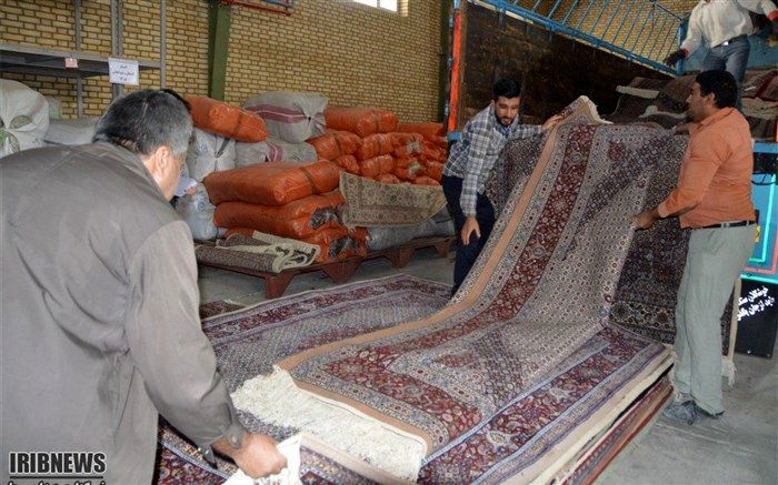 ارسال فرشهای مددجویان برای فروش