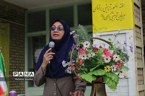 تجلیل از مربی امور تربیتی  دبیرستان تزکیه