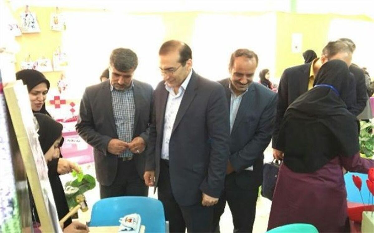 نمایشگاه و بازارچه کار و فناوری دانش آموزان دبیرستان استعدادهای درخشان شهرستان خرم آباد افتتاح شد