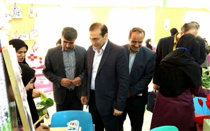 نمایشگاه و بازارچه کار و فناوری دانش آموزان دبیرستان استعدادهای درخشان شهرستان خرم آباد افتتاح شد