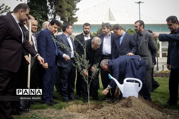 کاشت یک اصله نهال توسط رئیس مجلس در روز درختکاری