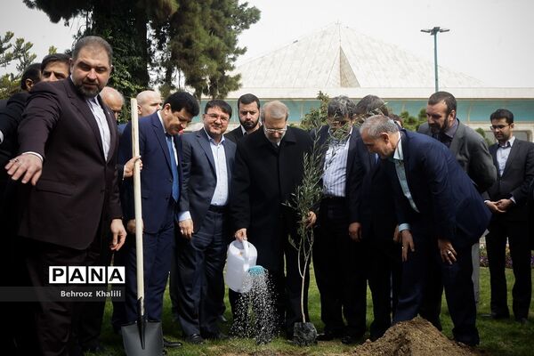 کاشت یک اصله نهال توسط رئیس مجلس در روز درختکاری