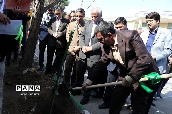 غرس نهال  توسط مدیر کل آموزش و پرورش خراسان رضوی