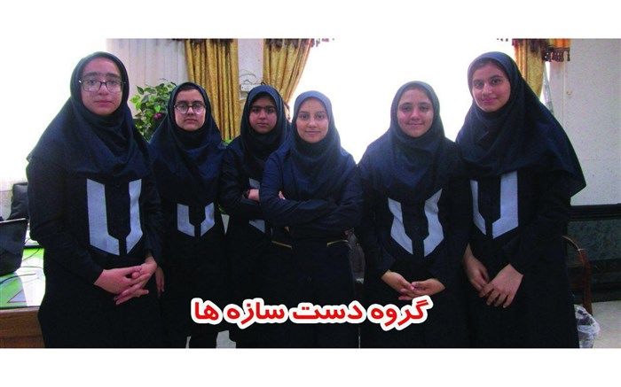 مدال افتخار برگردن دانش آموزان مدرسهٔ شهیدفلاحی آویخته می شود