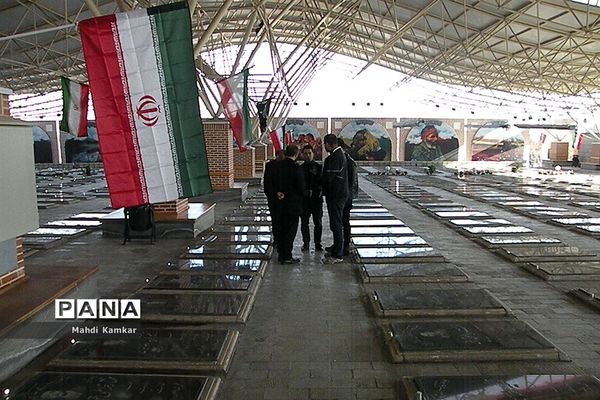 همایش پیاده روی میثاق با شهیدان به مناسبت هفته امور تربیتی در تبریز