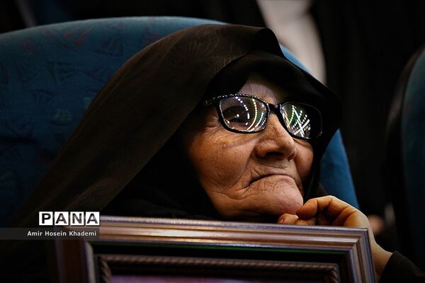تجلیل از مادران وهمسران شهدا