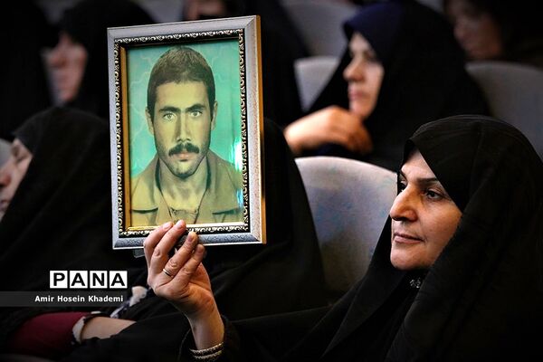 تجلیل از مادران وهمسران شهدا