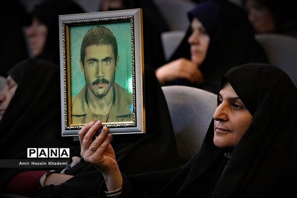تجلیل از مادران وهمسران شهدا