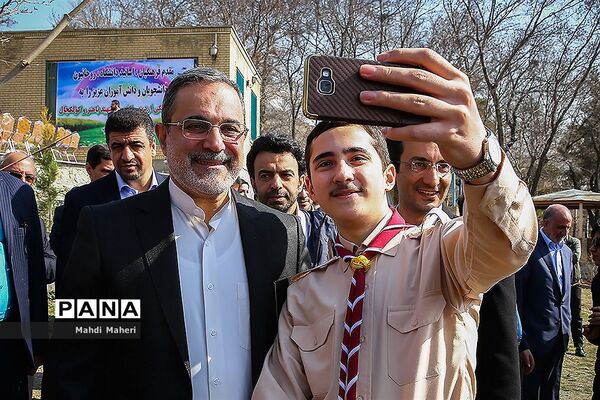مراسم هفته درختکاری وزیر محترم آموزش و پرورش در اردوگاه شهید باهنر