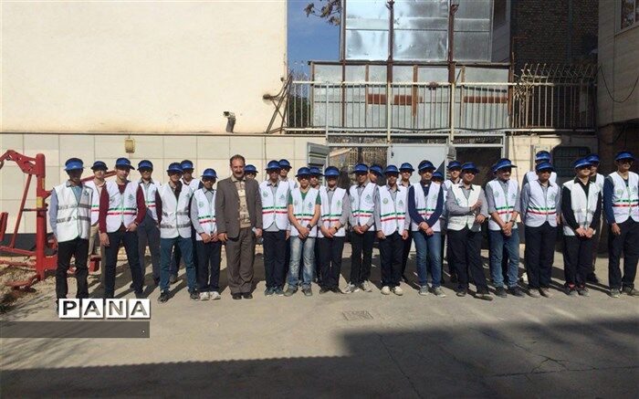 بازدید دانش آموزان  از  اداره کل تامین اجتماعی استان