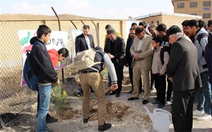 کاشت نهال در مدرسه امام علی (ع) شهرستان فیروزکوه