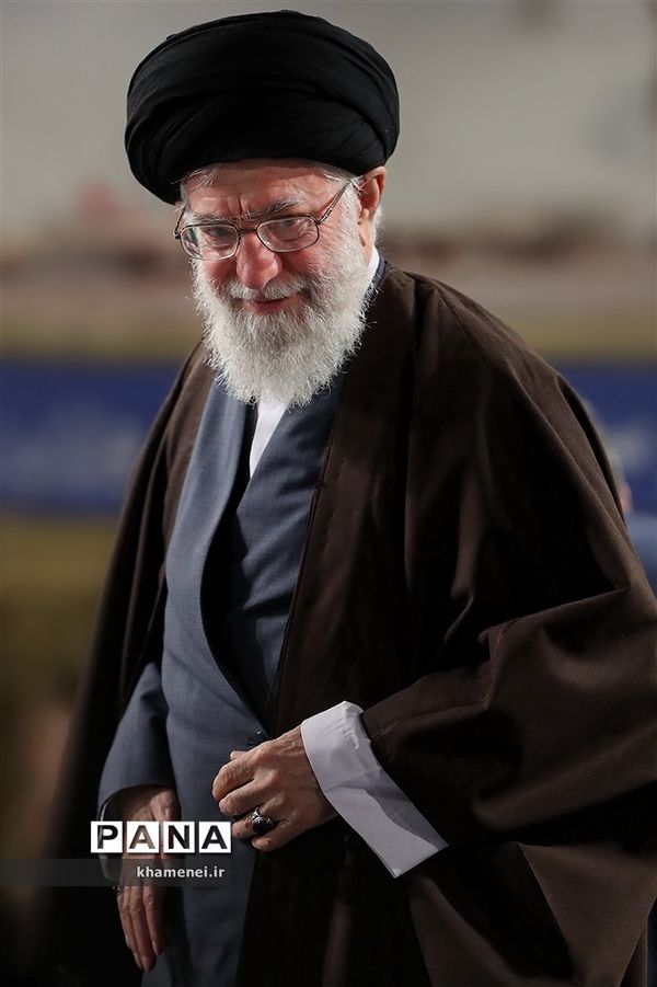 دیدار دانش آموزان و دانشجویان شرکت‌کننده در کاروانهای راهیان نور با مقام معظم رهبری