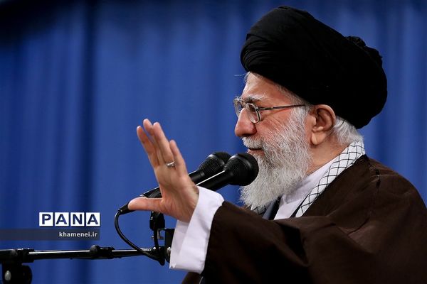 دیدار دانش آموزان و دانشجویان شرکت‌کننده در کاروانهای راهیان نور با مقام معظم رهبری