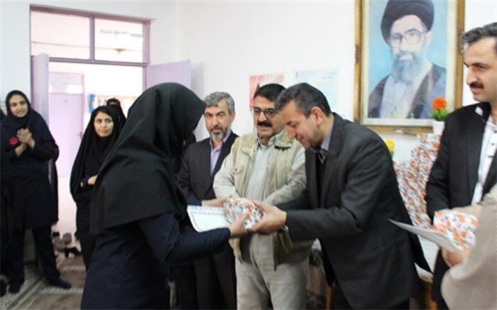 مادران در کنار فعالیت های اجتماعی، وظیفه مهم تربیت فرزندان را بر عهده دارند