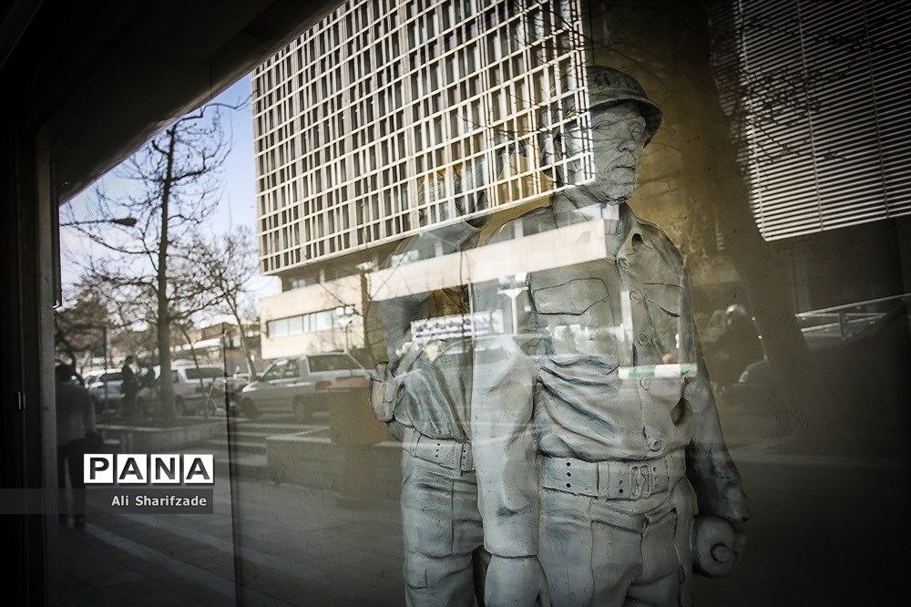 نقش شهدا بر دیوارهای شهر