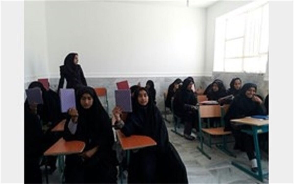 معلم 29 ساله بلوچ انگیزه از دست رفته دختران بازمانده از تحصیل زادگاهش را به آنها بازگرداند
