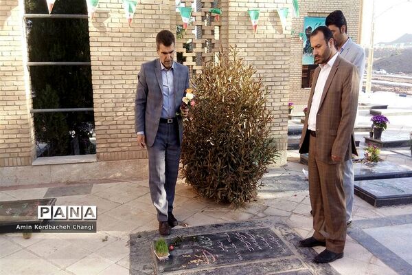ادای احترام مدیر آموزش و پرورش پاکدشت در گلزار شهدا