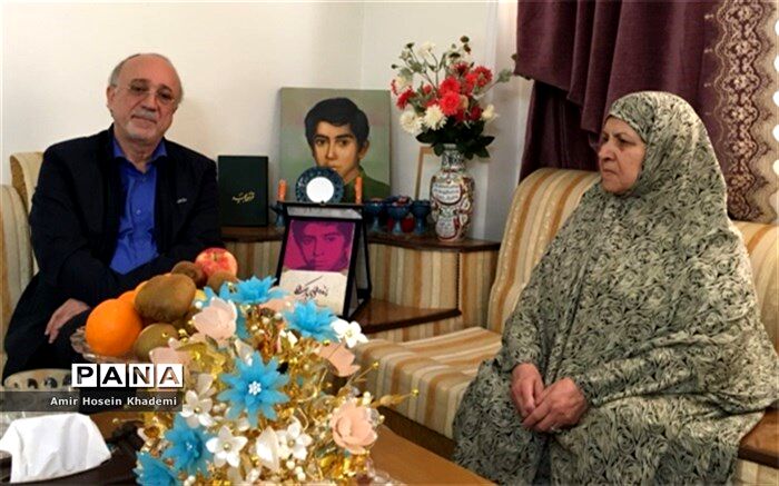 استاندار البرز با خانواده شهید پناهی دیدار کرد