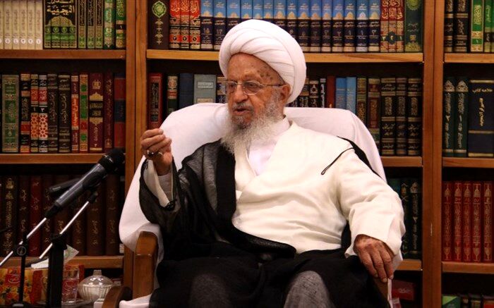 آیت الله مکارم: دولت و ملت باید حساب قم را از حساب شهرهای دیگر کشور جدا کنند