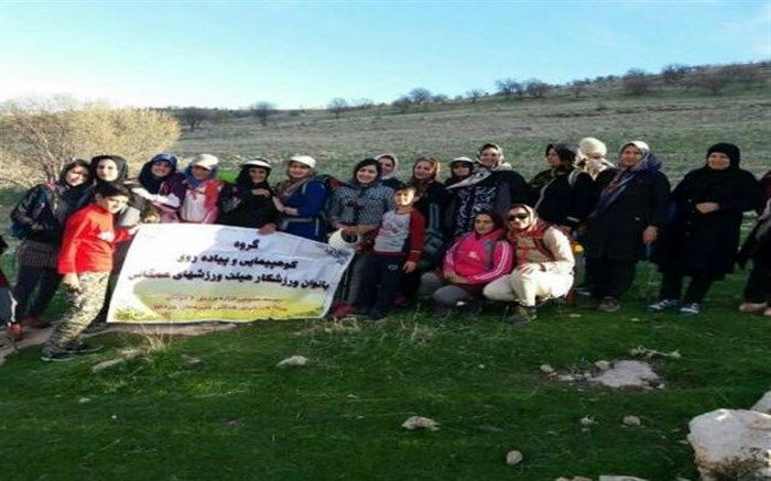 همایش کوهپیمایی بانوان چرداول در دامنه کوه لنه (سرابله) برگزارشد