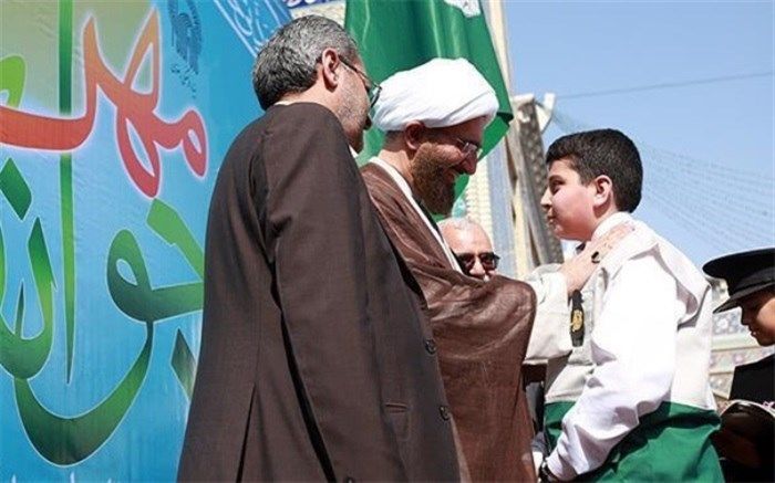 آیین اعطای نشان خادمیاری به دانش آموزان در مشهد برگزار شد