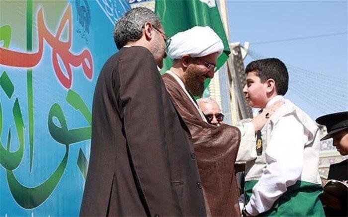 آیین اعطای نشان خادمیاری به دانش آموزان در مشهد برگزار شد