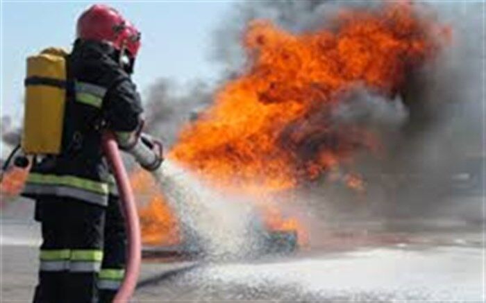 نجات دو کارگر از آتش‌سوزی گسترده در انبار پوشال