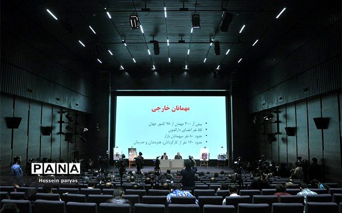 7 فیلم بلند و 4 فیلم کوتاه در بخش «زنگ هفتم» به نمایش درمی‌آید
