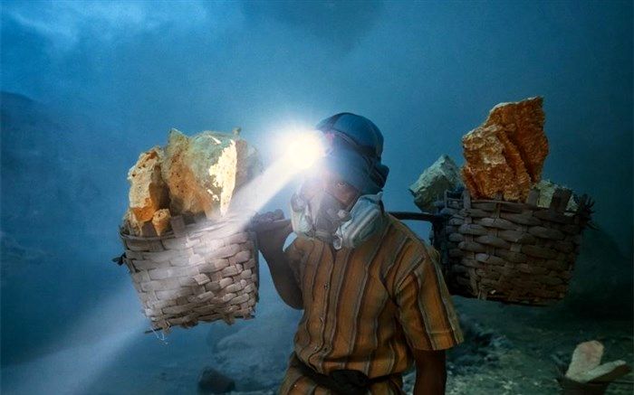 تصاویر منحصربه‌فرد از کار در آتش‌فشان فعال!