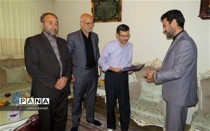 دیدار مدیر آموزش و پرورش ناحیه 3 کرج با خانواده شهدا و جانبازان در قالب طرح "دیدار یار"