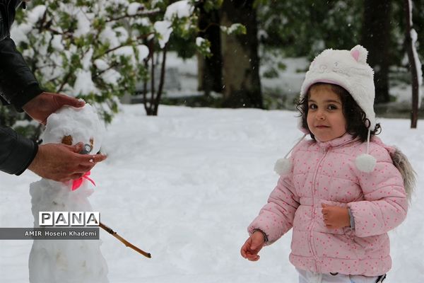 برف ریزان بهاری با بارش برف زمستانی در کرج