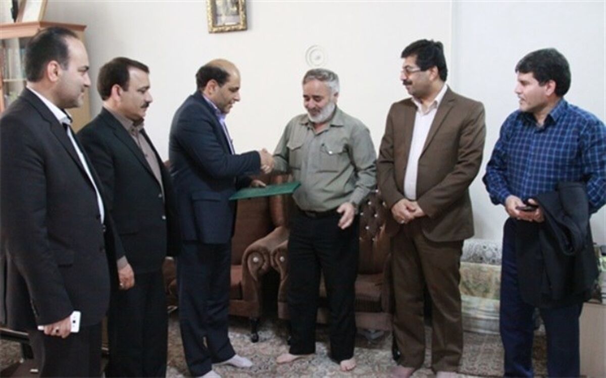 عیادت مدیرکل آموزش و پرورش استان یزد از جانباز فرهنگی