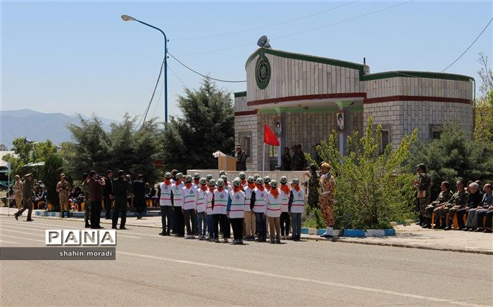 پیشتازان استان کردستان با اهداءشاخه گل روز ارتش را گرامی  داشتند