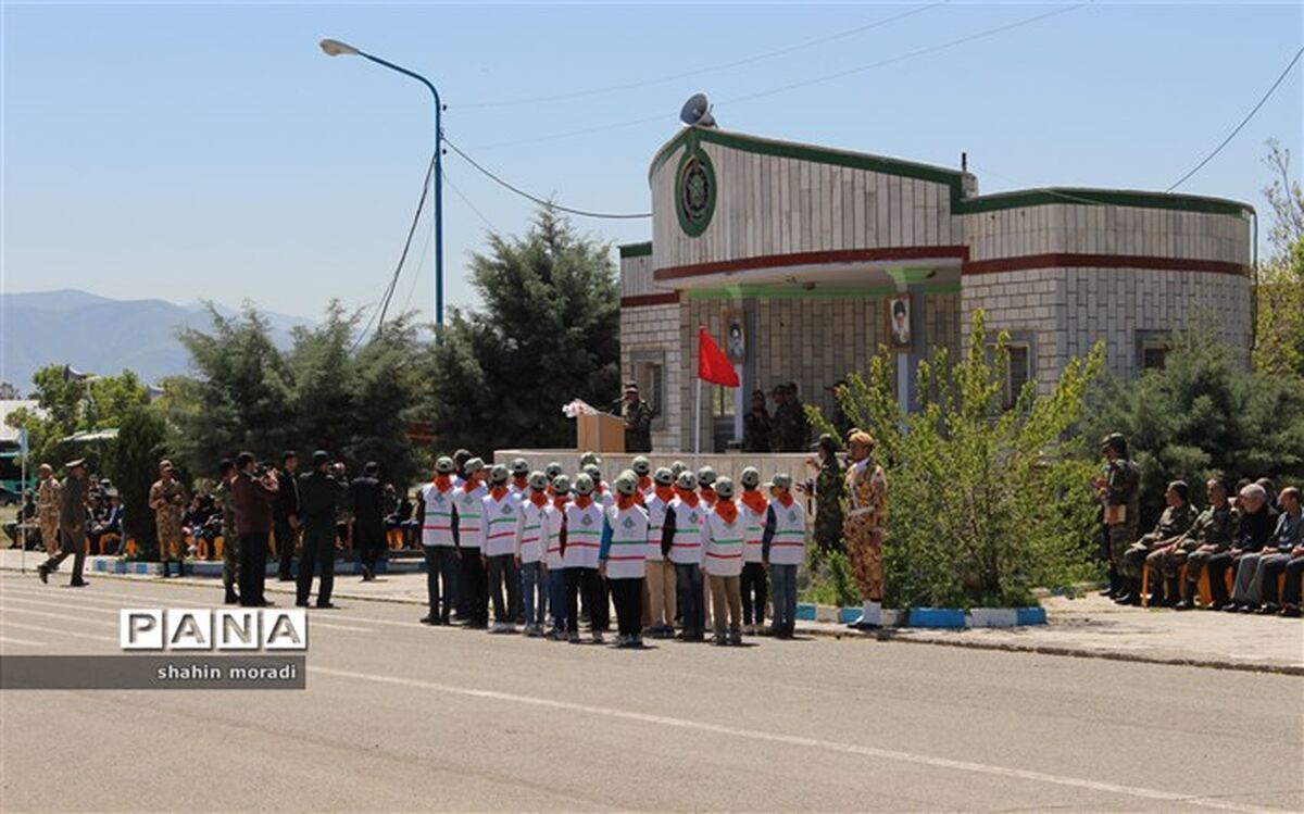 پیشتازان استان کردستان با اهداءشاخه گل روز ارتش را گرامی  داشتند