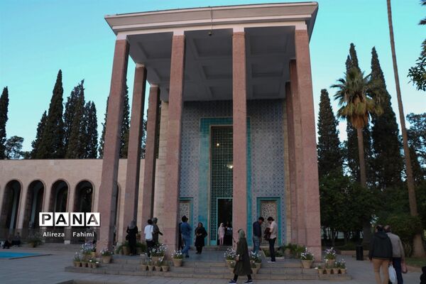 دلربایی گنبد فیروزه ای شیراز