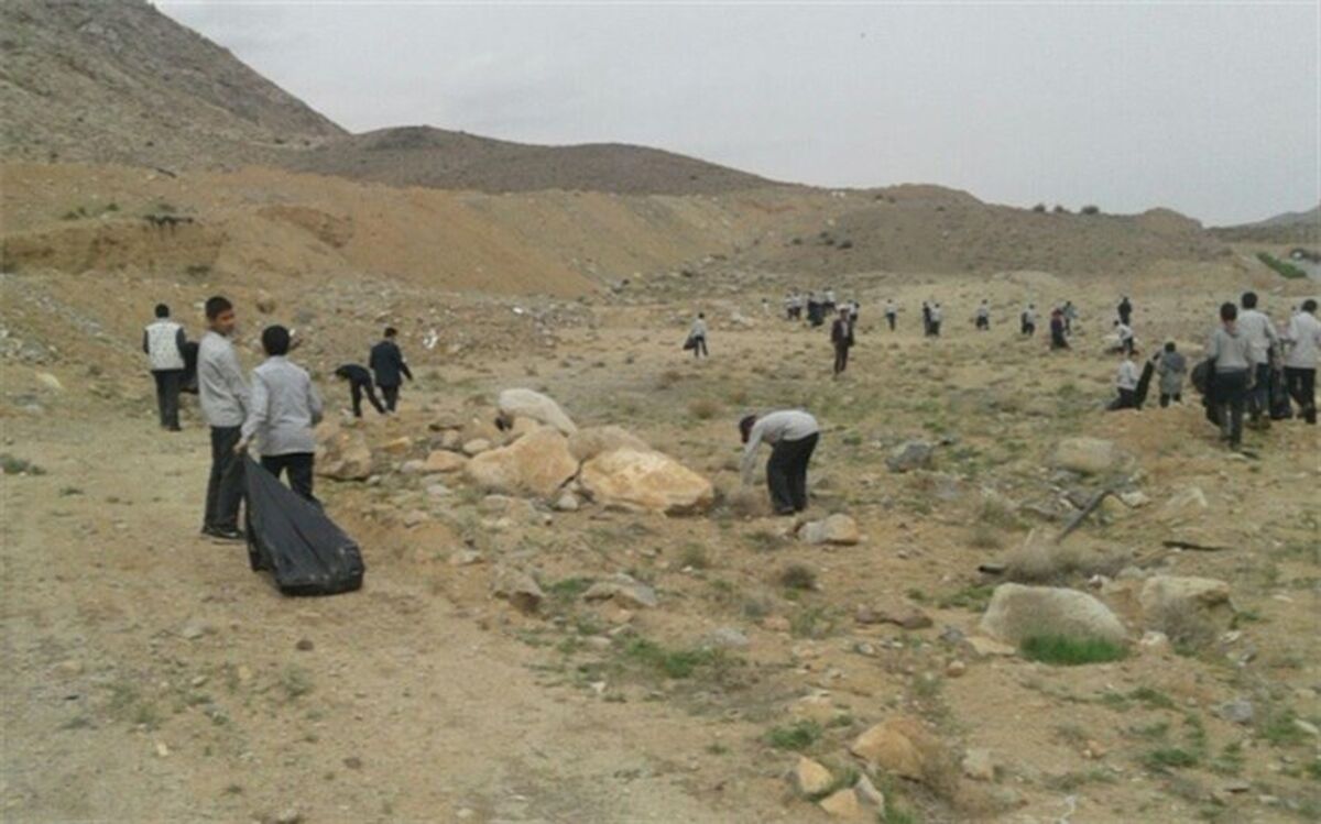 پاکسازی طبیعت در روز زمین پاک توسط دانش آموزان