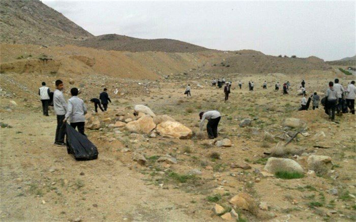 پاکسازی طبیعت در روز زمین پاک توسط دانش آموزان