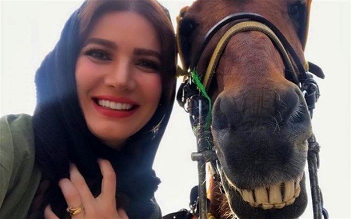 تصویر/ سلفی جالب خانم بازیگر با اسب خندان!