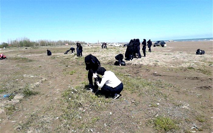 مشارکت دانش‌آموزان رودسری در پاکسازی ساحل خزر
