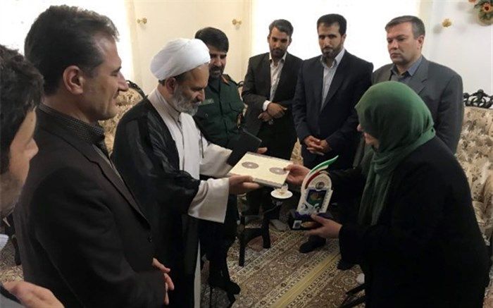 تجلیل معاون امور استان‌های ستاد همکاری حوزه‌های علمیه و وزارت آموزش و پرورش از خانواده شهید برهان عالی