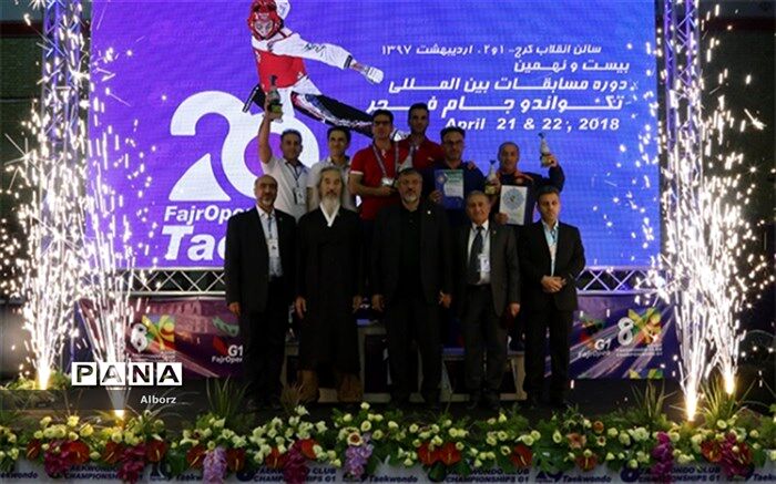البرزی‌ها جام قهرمانی را بالای سر بردند