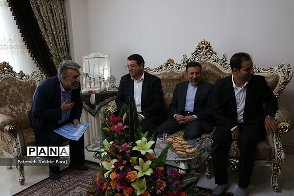 دیدار رئیس دفتر رئیس جمهور با خانواده های شهیدان مدافع حرم و جانبازان سرافراز اسلام و کارگر نمونه سال 96