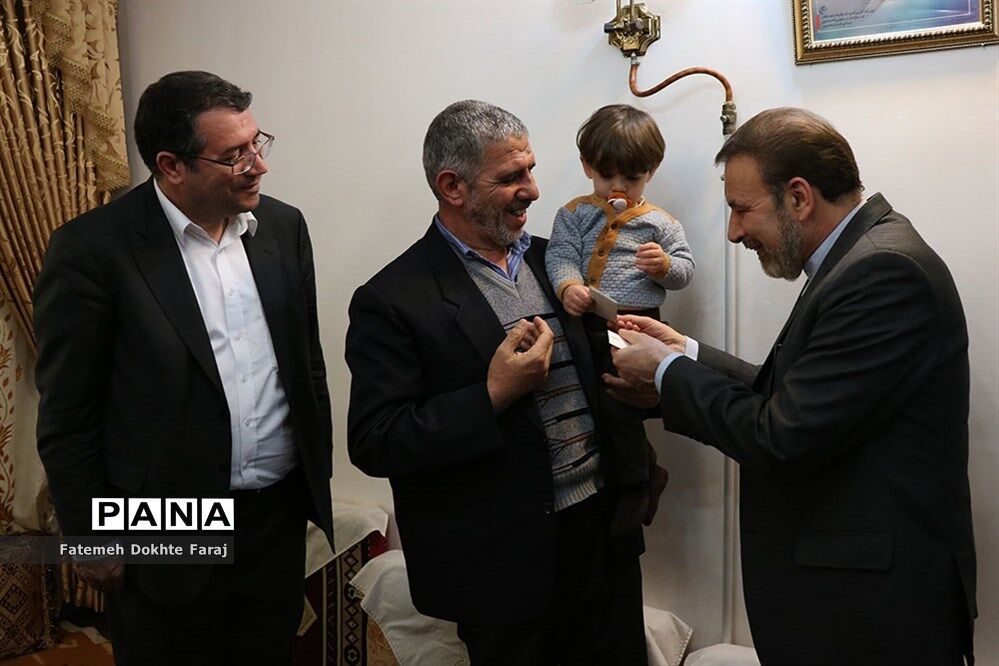 دیدار رئیس دفتر رئیس جمهور با خانواده های شهیدان مدافع حرم و جانبازان سرافراز اسلام و کارگر نمونه سال 96