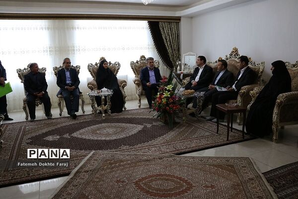 دیدار رئیس دفتر رئیس جمهور با خانواده های شهیدان مدافع حرم و جانبازان سرافراز اسلام و کارگر نمونه سال 96