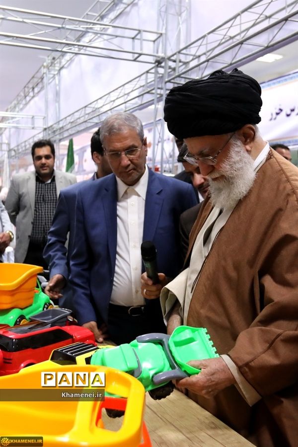 بازدید رهبر انقلاب از نمایشگاه کالای ایرانی