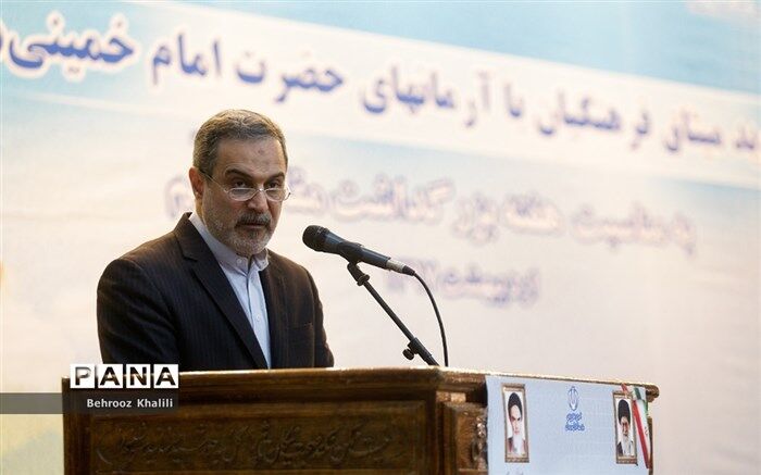 بطحایی: بزرگ‌ترین و مهم‌ترین هدیه معلم به جامعه، تربیت انسان امیدوار است