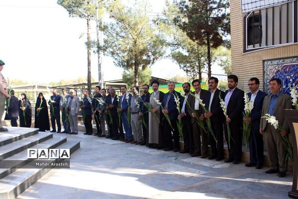 غباروبی مزارشهدا همزمان باآغازهفته معلم توسط پیشتازان سازمان دانش آموزی خراسان جنوبی