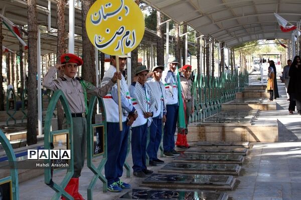 غباروبی مزارشهدا همزمان باآغازهفته معلم توسط پیشتازان سازمان دانش آموزی خراسان جنوبی