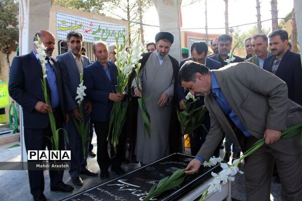 غباروبی مزارشهدا همزمان باآغازهفته معلم توسط پیشتازان سازمان دانش آموزی خراسان جنوبی
