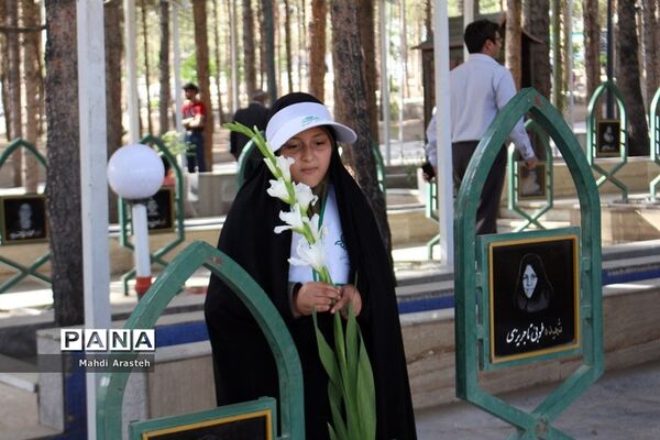 غباروبی مزارشهدا همزمان باآغازهفته معلم توسط پیشتازان سازمان دانش آموزی خراسان جنوبی